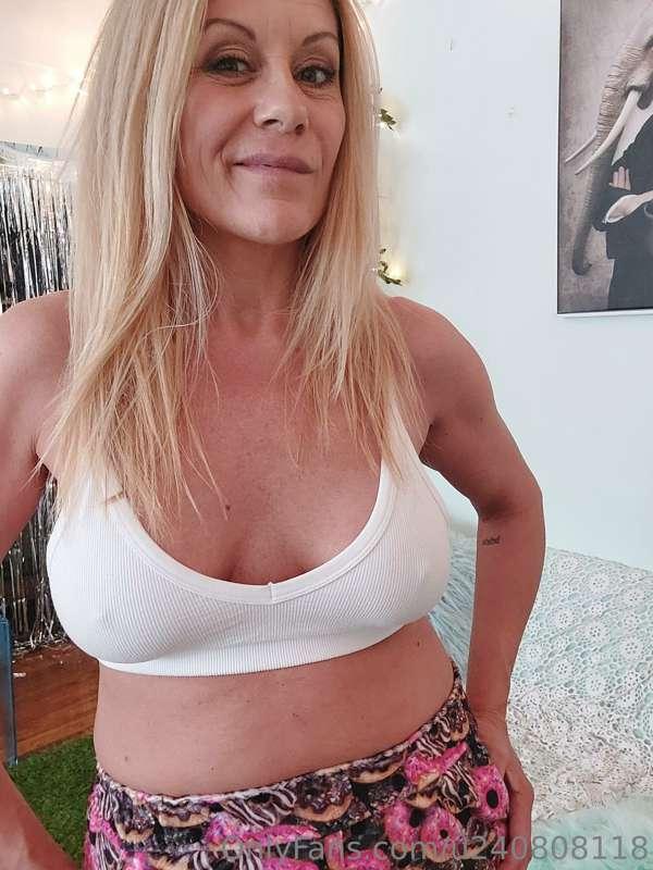 Happy 420 have a great day.  Check my profile for hot ppv's ..