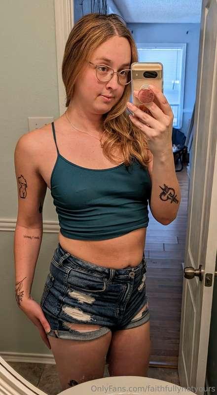 Happy weekend y'all! I look so Texas and I can't explain it ..