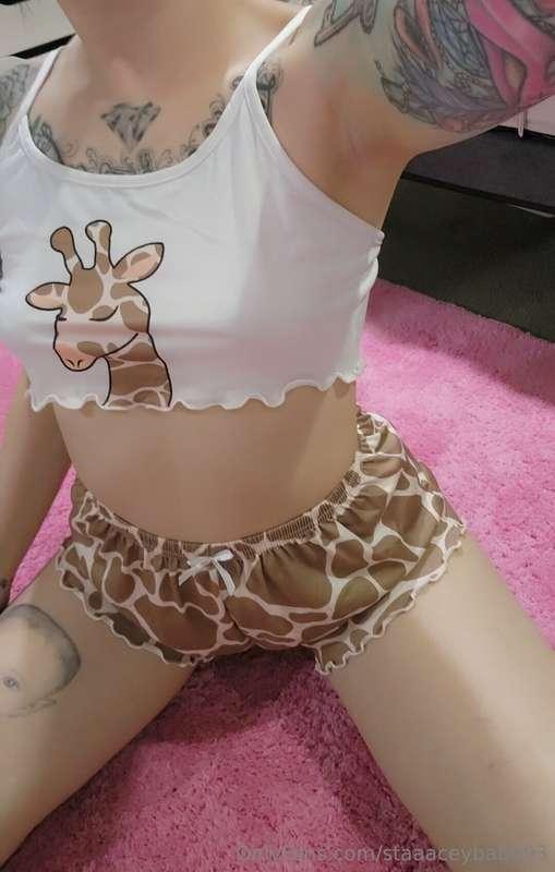Good morning 🦒 what's everyone doing today?💘