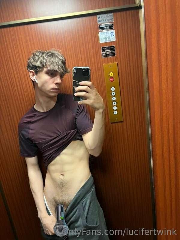 Una nudo in ascensore;),chi me lo fa venire duro?😩

🇺🇸A nake..