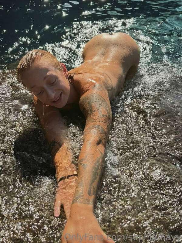 I ❤️ being nakey in the water 🫶🏻