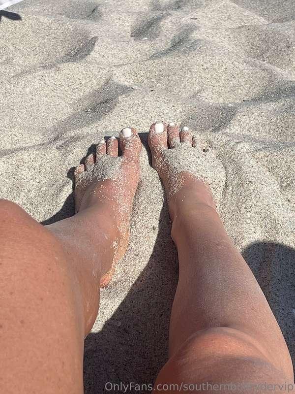 Love the way the sand feels☀️🏝️👣