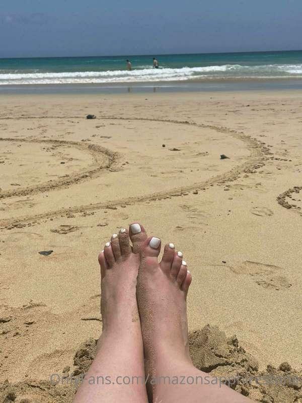 Greetings from the beach ☀️🏖🦶