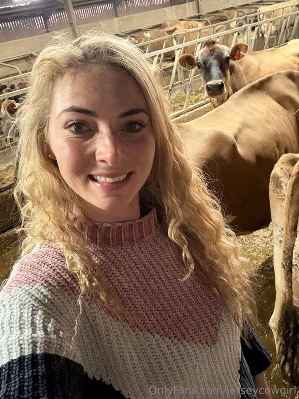 Hello from us 🥰 I hope you have had a good start to the week..