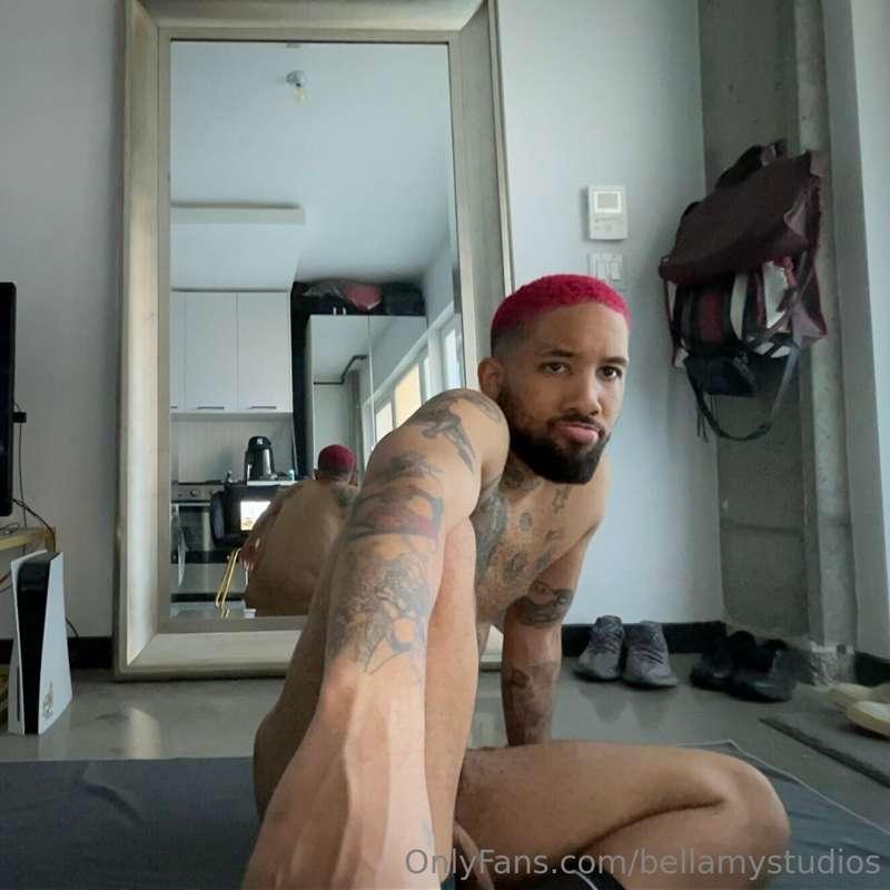 @ronbellamy 👀 peekaboo

sidebar: anyone else find veins extr..