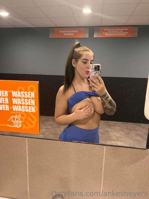 Little flash at the gym 🫣 #Nomakeup #Sweaty