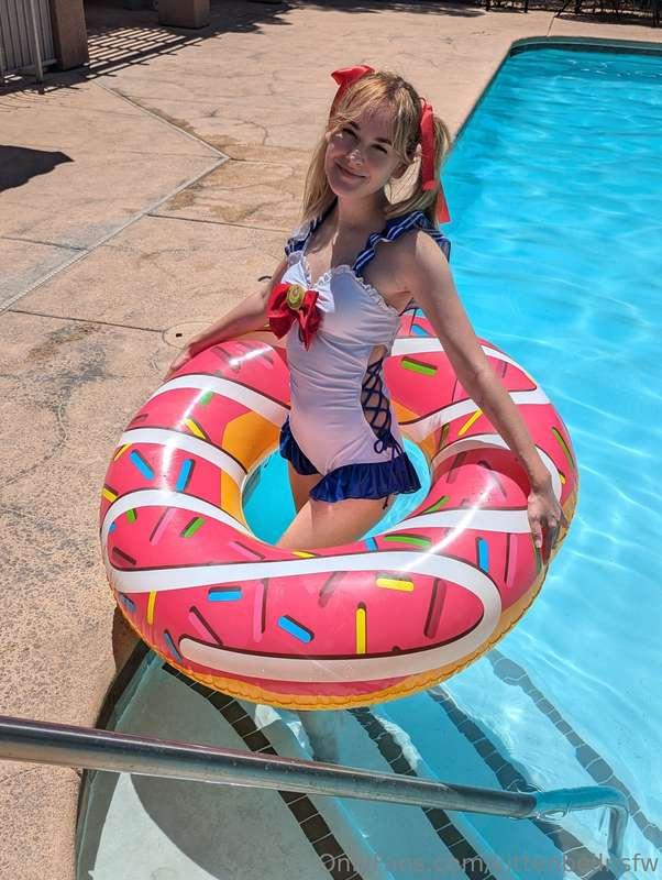 Sailor Summer Fun Photoset! 🌞🏖️ Spreading my toes and enjoyi..