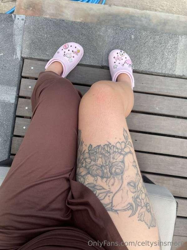 Serving legs and good energy 🌿💖