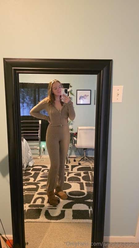 Happy Friday babes 🥰 hope you have a great weekend.. i'm thi..