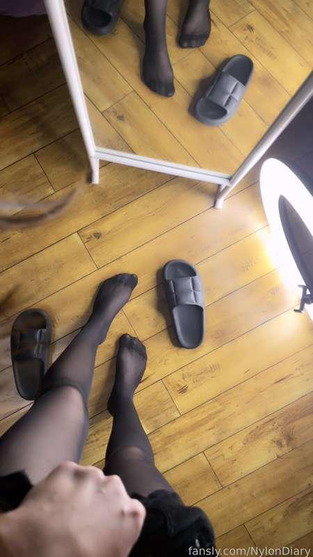 A bit ripped pantyhose 🖤 Hope you don't mind

#nylons #legs #nylon #pantyhose #fyp #nylonfeet #brunette #upskirt #feet #soles