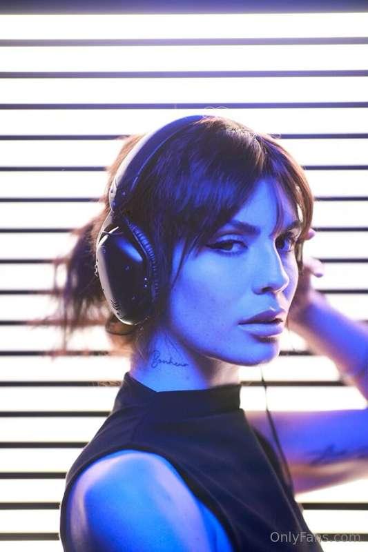 What do you think is playing on my headphones?🥰