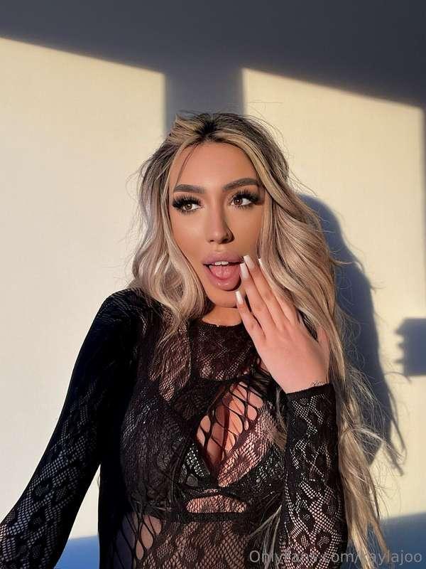 How do you liike mee in black? 😈