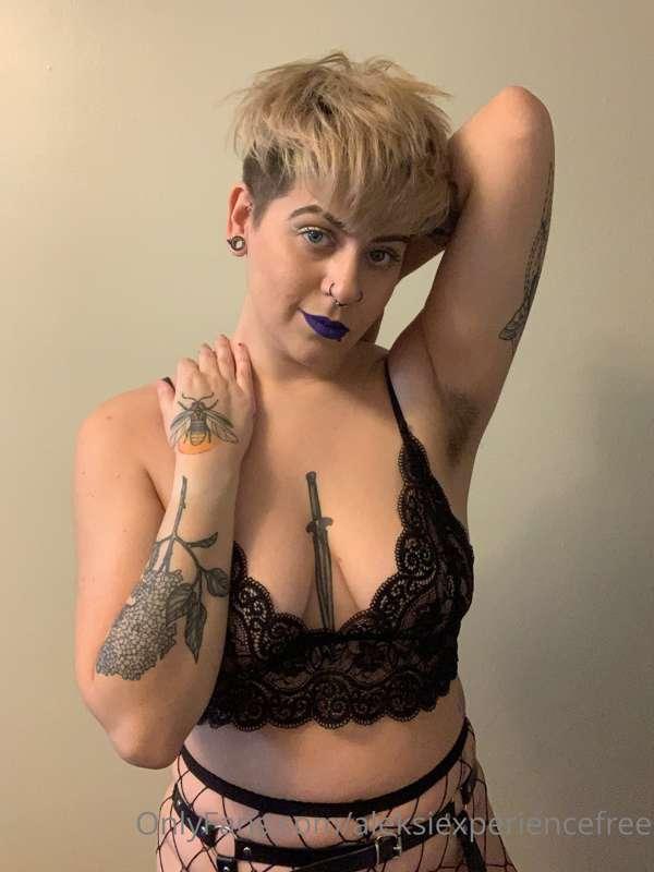 Lets get messy together. No panties. Only fishnets 😘