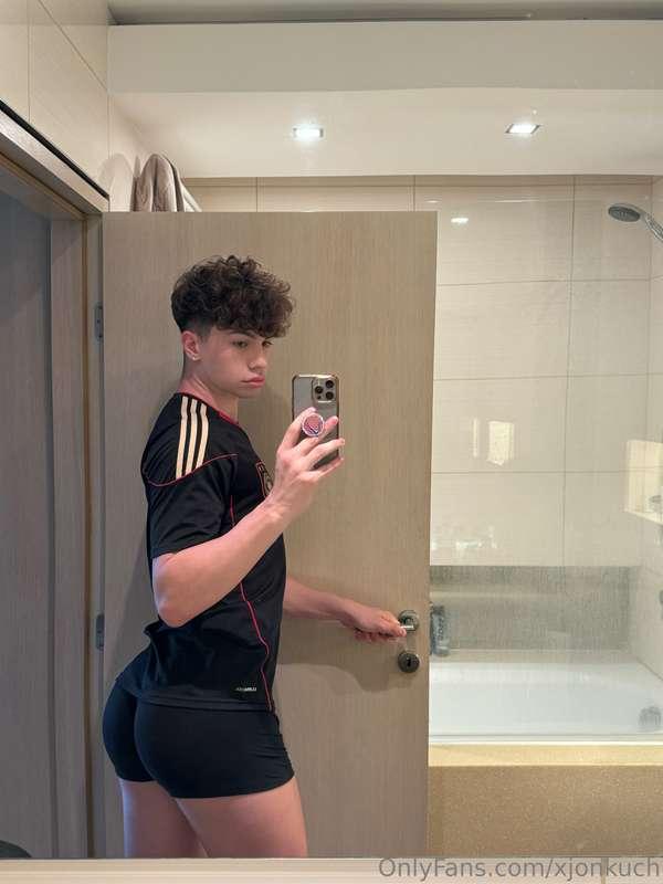 me after my booty day (swipe for a surprise) 😜