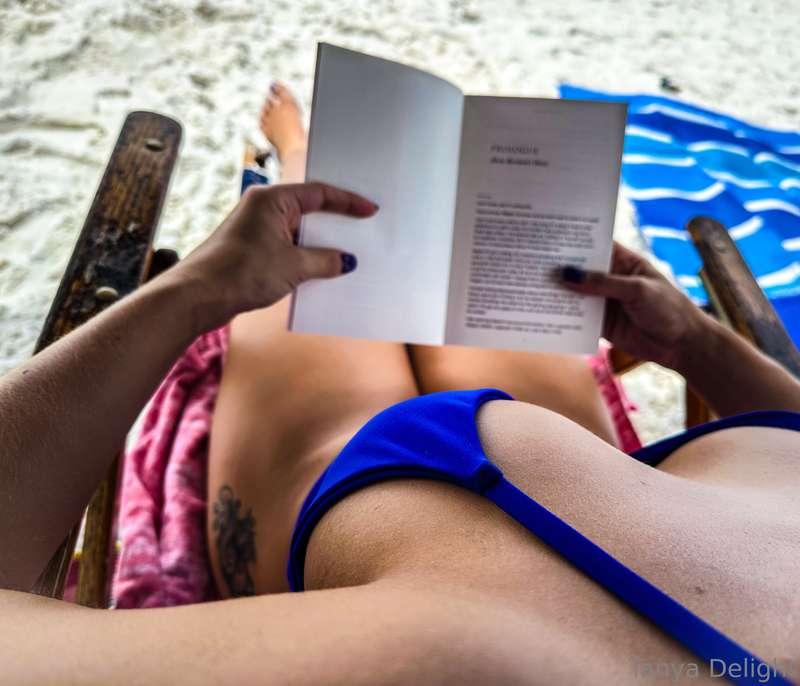 🏖️😈 Would you let me read to you on the beach? 🍑🔥 Picture me..