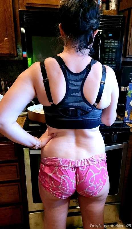 Just cooking some dinner 💋💋💋👩‍🍳