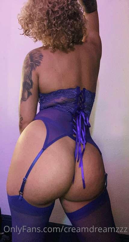 Thirsty Thursday 💦 Cumming to bed babe ? 😈💜