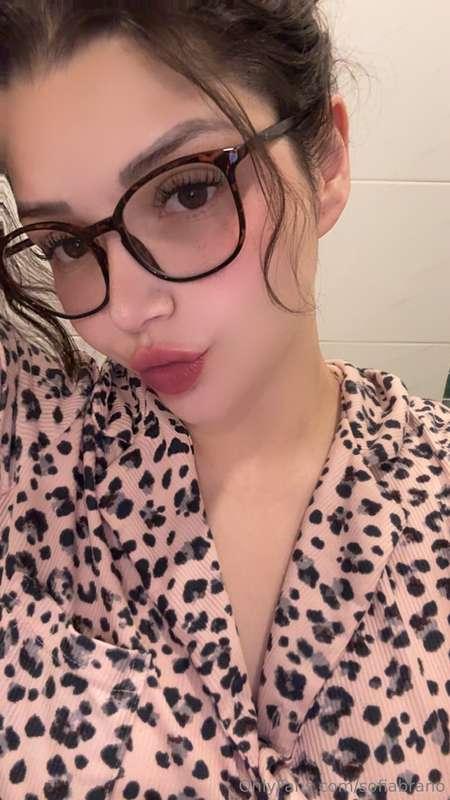 Como me queda el pijama de leopardo y las gafas ? 🙈