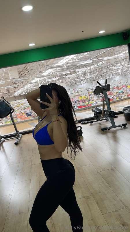 who needs motivation when u’ve got gym mirrors?🪞😜