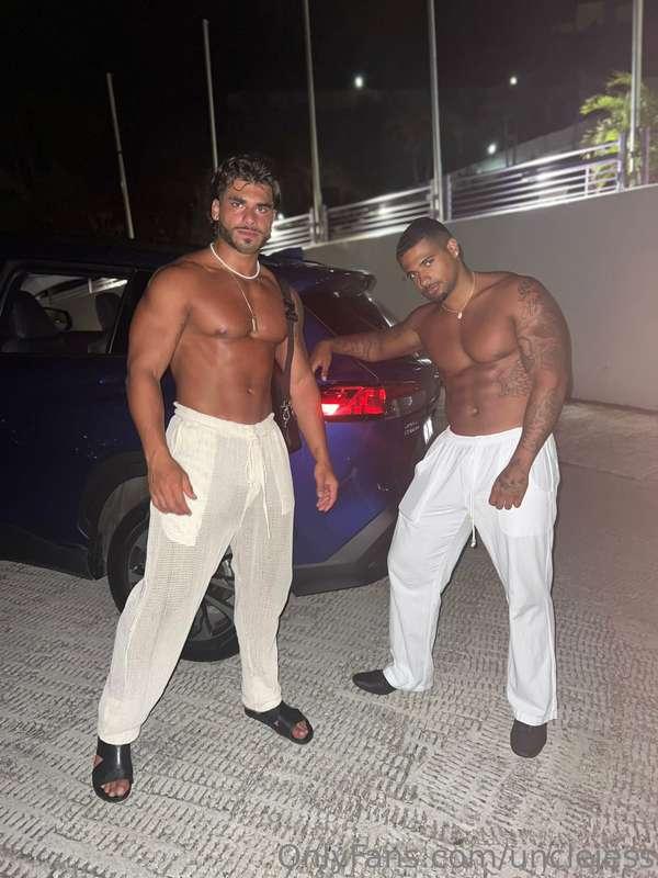 Who wants to get fuckdd in the car by these two studz