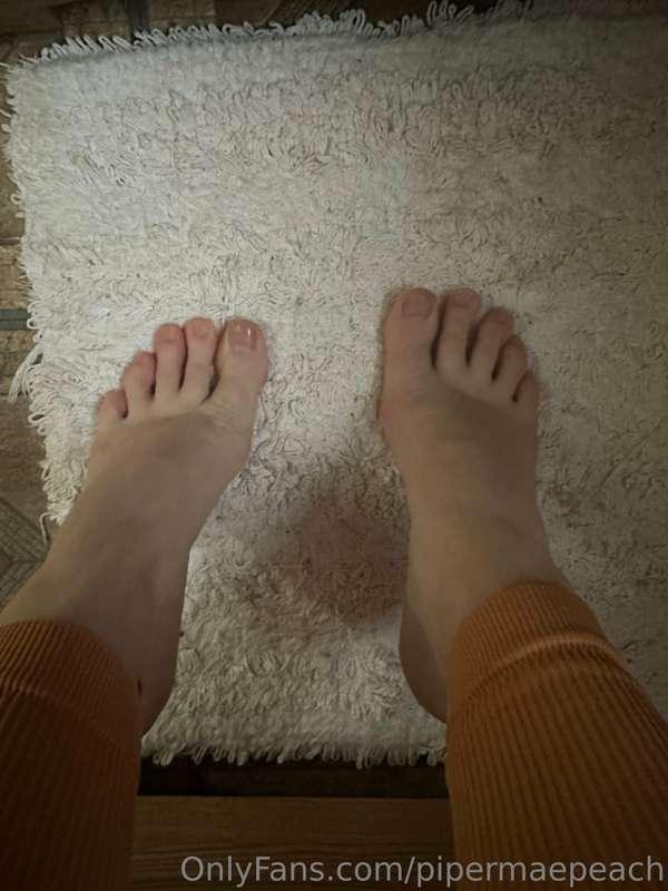 I have the cutest lil feet ever 🥰 suck on my toes while we f..