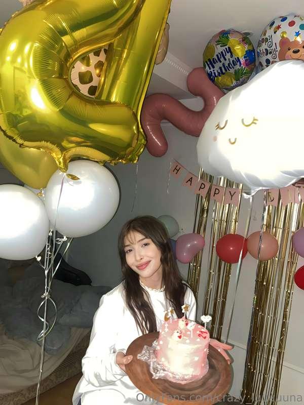 Hi it's my BIRTHDAY  today🍒(17th october) I just turned 21🎀
..