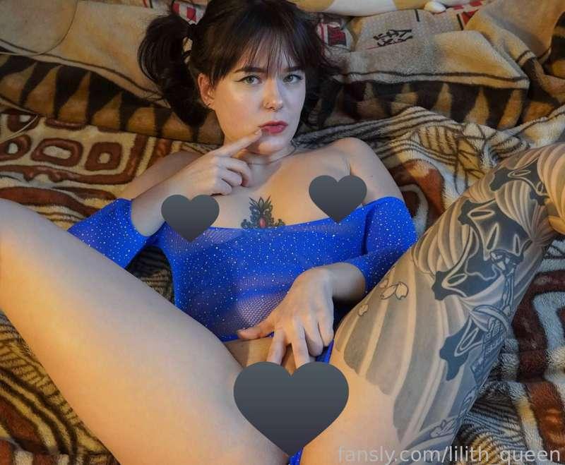 My pussy needs some stretching 😜



◾ #bodysuit #lilithqueen #fishnets #alt #goth #horny #shavedpussy #pussy #gothgf #altgirl ◾