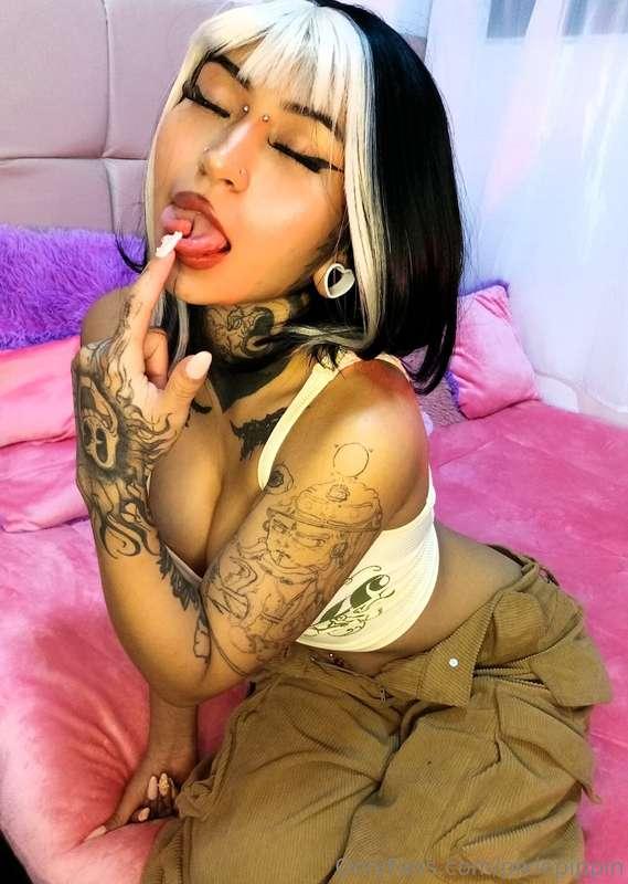 New Buttplug revealed in seductive strip dance 🎠I brought my..