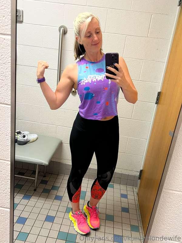 kurvyblondewife image #2