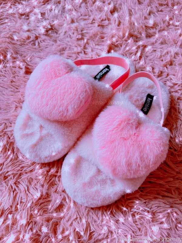 Modeling my new fuzzy house slippers 💕💗
