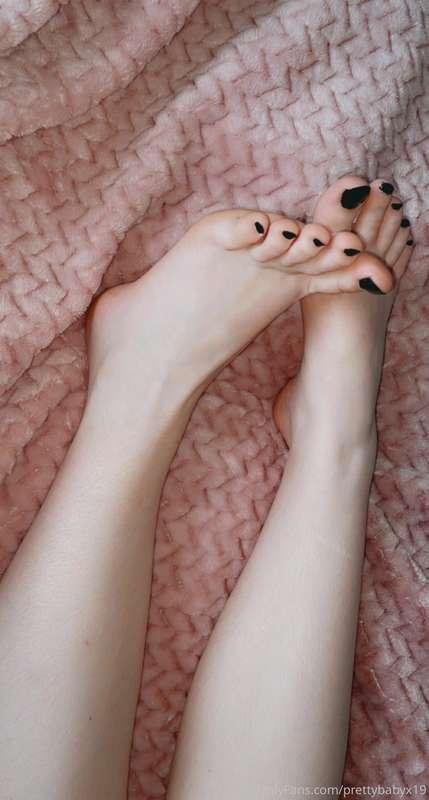 i heard it’s #footfetishfriday ? 🦶🏻💓