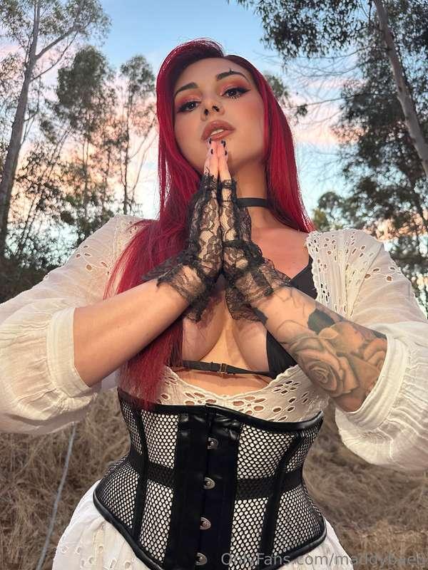 Just some fun photos for you in my harlequin cosplay 🥰