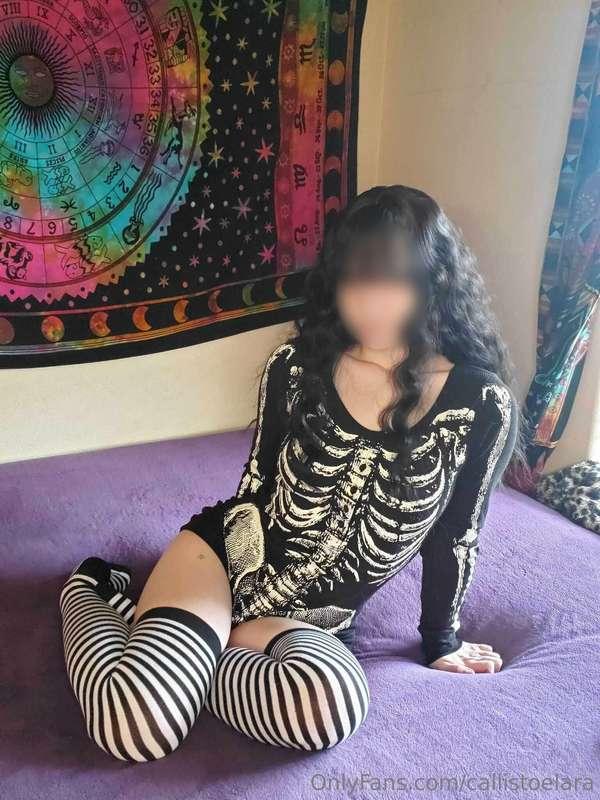 got a cute little skeleton costume:)
