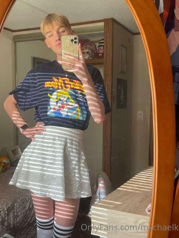 some SFW femboy pics hehe