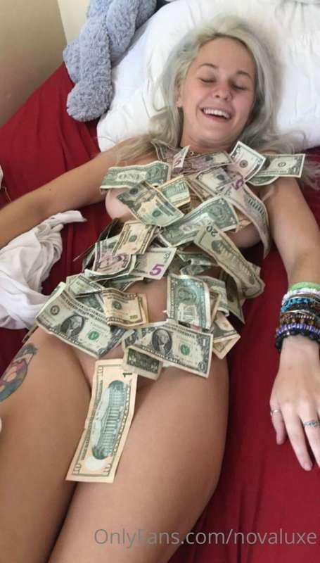 money makes me so horny 🥵
**SEND ME A TIP AND ILL SPOIL YOU*..