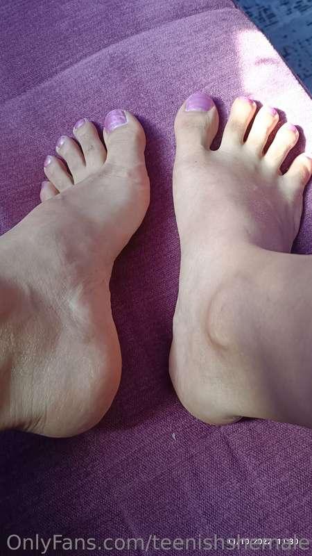 Here is a pair of freshly polished cute feet 😻 Daha yeni oje..