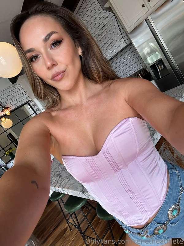 I’m obsessed with this pink corset top 🩷 I took some super c..