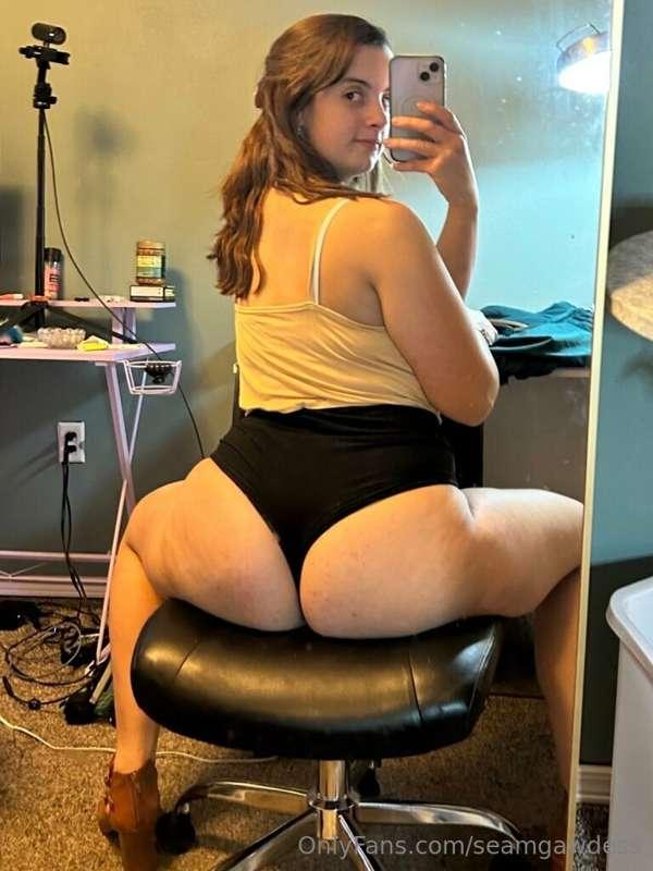 Can I straddle your lap like this? 🤭😏😏