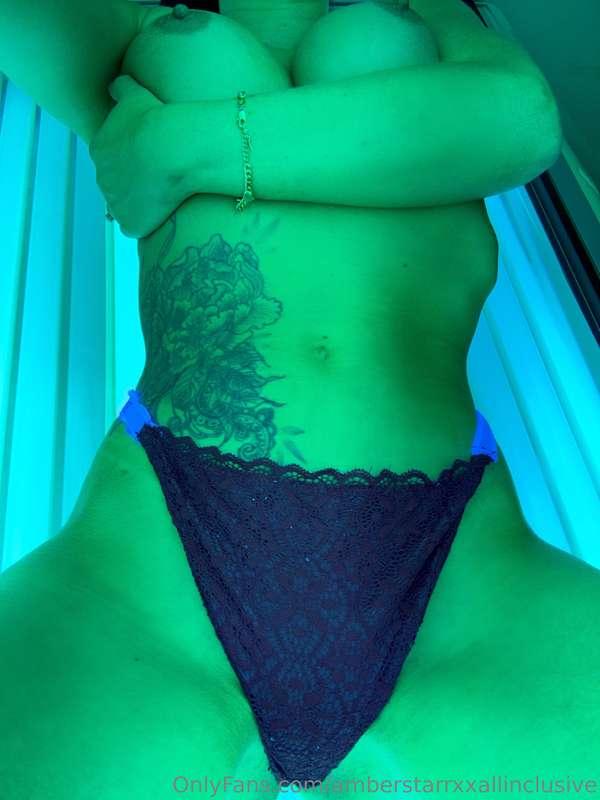 I get so wet and horny on the sun beds 😈💦💦
