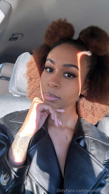 Rocking my fierce look in this leather jacket. 🔥