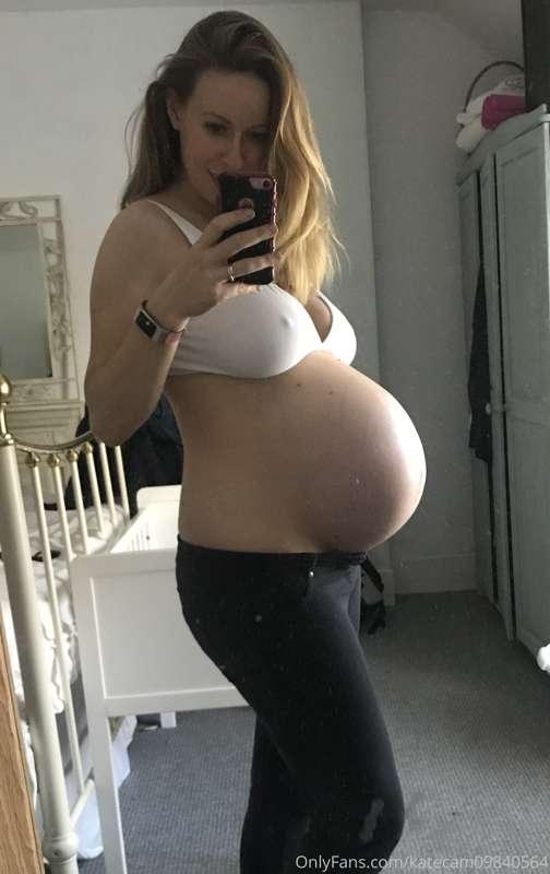 Feeling so sexy 🤰guessing you’re all here for my bump 😉💋