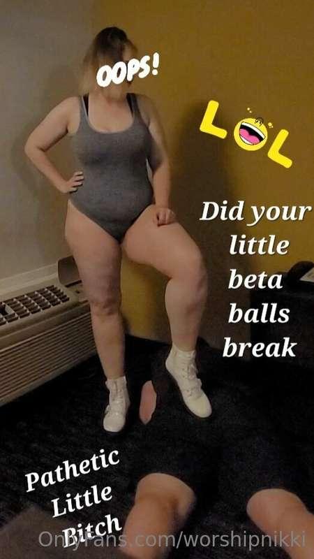 This bitch was crying on the floor after this brutal brutal ..