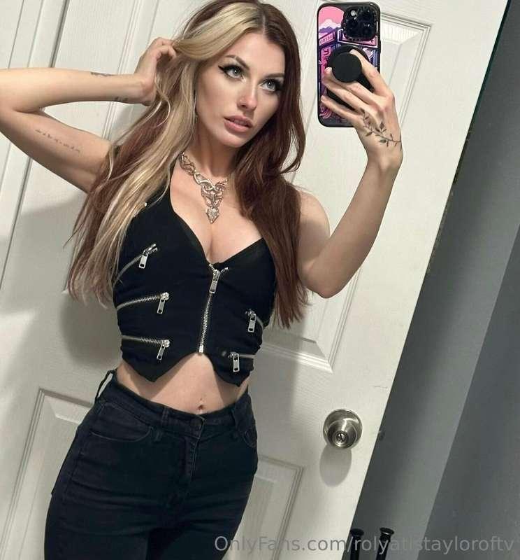 It's spoooooky szn 👻 www.onlyfans.com/rolyatistaylor