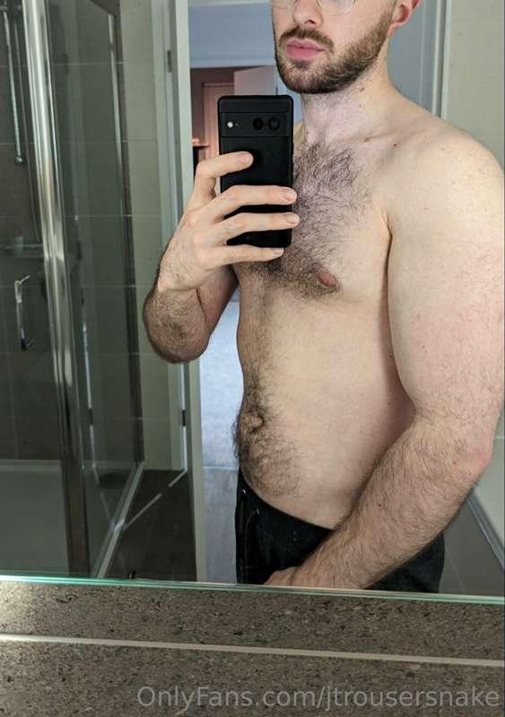 Showing off my arms 💪 (& lower half of my handsome face) 🥵🤣