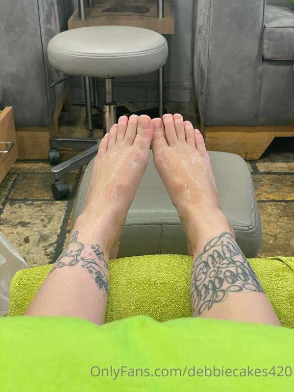 Some cute feet action for you today 😘