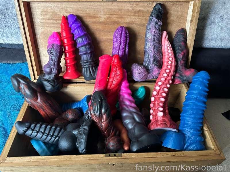 I have a dilemma… anyone would like to help me choose the next toy entering the deepest of depths of my ass? 😈


#dildo #hugedildo #anal #extreme #toys