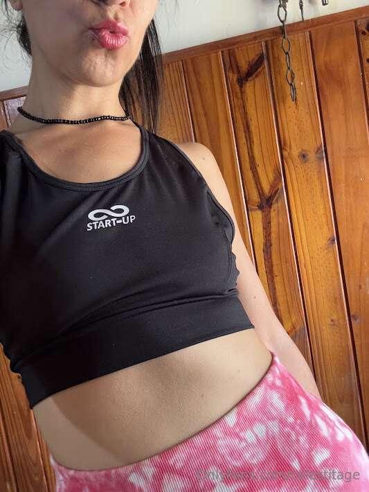 Pink leggings so tight… u can almost feel how warm it is und..