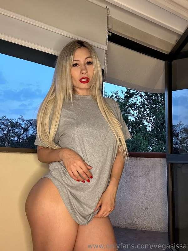 Happy Sunday 💋 QUESTION 😏 Should I do some TikTok dance but ..