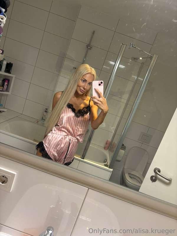 Ich stehe vor dem Spiegel im Badezimmer, schaue mich ruhig u..