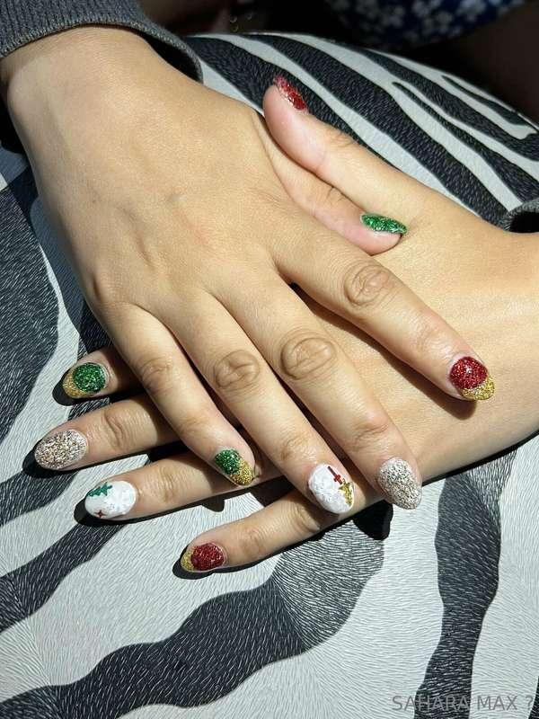 I'm in the spirit!!! Check out my Christmas nails 🎄🎅🎁